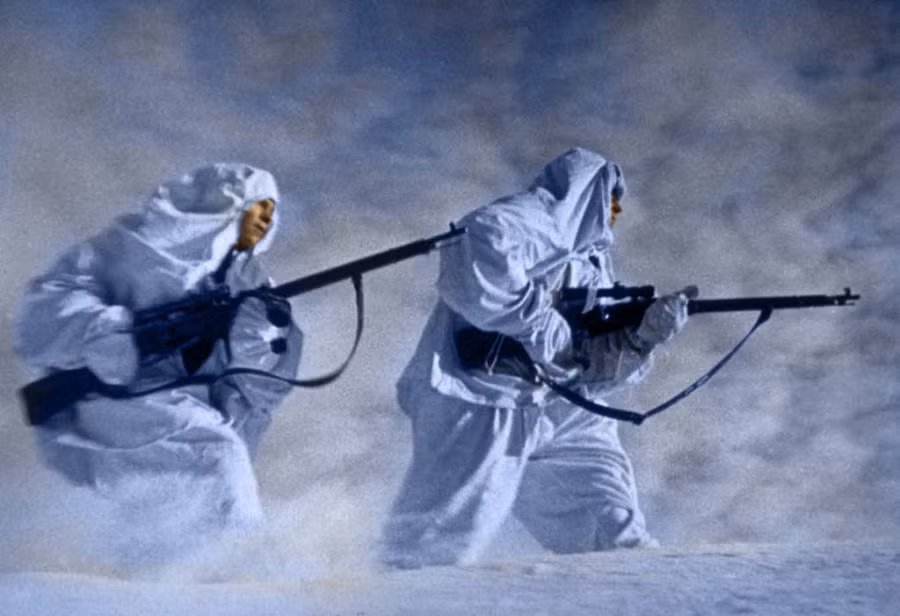 Lính bắn tỉa Liên Xô chắc tay súng trong cuộc chiến bảo vệ quê hương trước cuộc tấn công xâm lược của phát xít Đức ở Leningrad năm 1943.