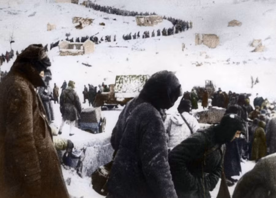 Binh sĩ phát xít Đức đi thành hàng dài ở mặt trận Stalingrad năm 1943.