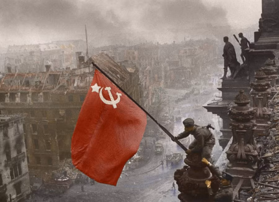 Binh sĩ Liên Xô cắm cờ trên nóc tòa nhà Quốc hội ở Berlin ngày 2/5/1945.