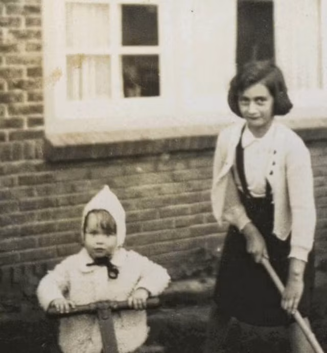 Theo đó, họ bị đưa đến trại tập trung Auschwitz và lần lượt bị tách riêng. Anne Frank và chị gái được đưa tới trại tập trung Bergen-Belsen. Kể từ đó, họ không bao giờ gặp lại bố mẹ.