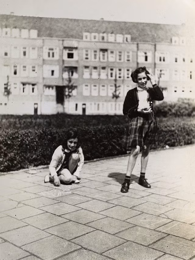 Về sau, 4 người Do Thái khác đến sống cùng với gia đình Anne Frank trong căn phòng bí mật phía sau kệ sách.
