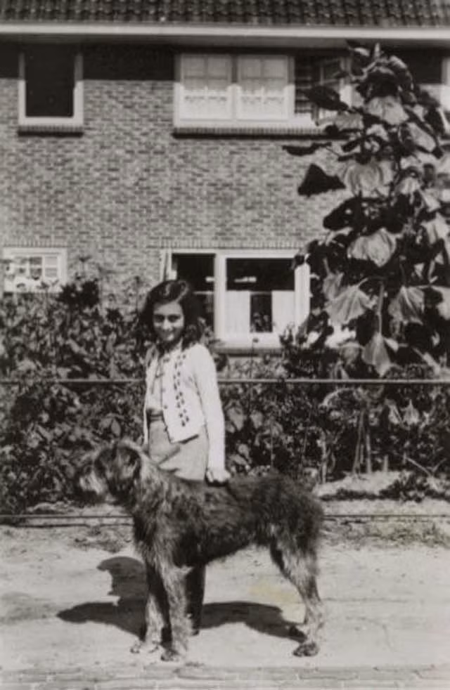 Trong suốt 25 tháng, Anne Frank và những người khác luôn sống trong lo lắng, sợ hãi sẽ có ngày phát xít Đức ập vào và bắt giữ họ. Những điều này được Anne Frank viết trong cuốn nhật ký.