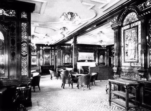 Một căn phòng trên tàu Titanic được bày trí bằng đồ nội thất sang trọng.