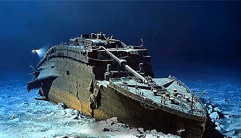 Trái ngược với hình ảnh xa hoa, lộng lẫy khi khởi hành, tàu Titanic bị chìm xuống đáy biển không còn nguyên vẹn.