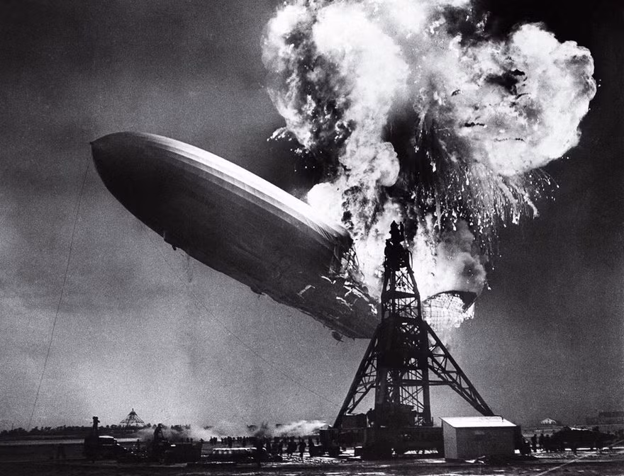 Bức ảnh chụp khoảnh khắc khinh khí cầu Hindenburg nổ tung năm 1937 khiến 36 người thiệt mạng khiến nhiều người rùng mình.