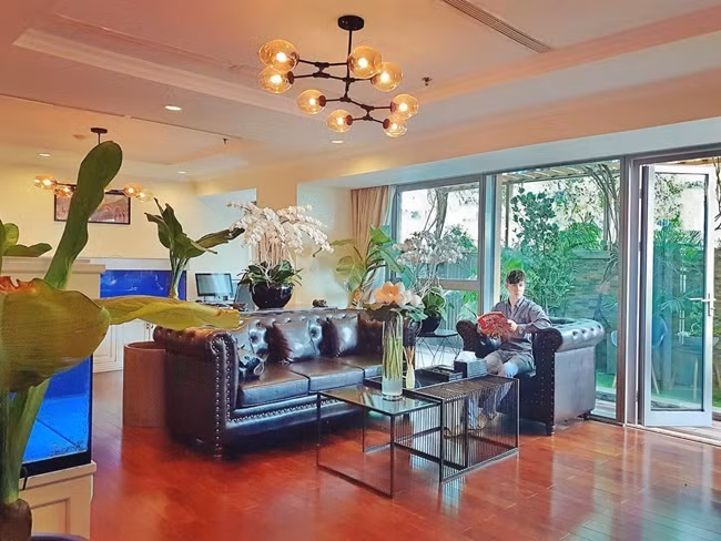Hiện tại, nam ca sĩ đang sống trong một căn villa cao cấp rộng khoảng 200m² trên đường Đồng Khởi, Quận 1, Tp.HCM. Nội thất bên trong căn hộ cao cấp này khiến nhiều người lóa mắt.