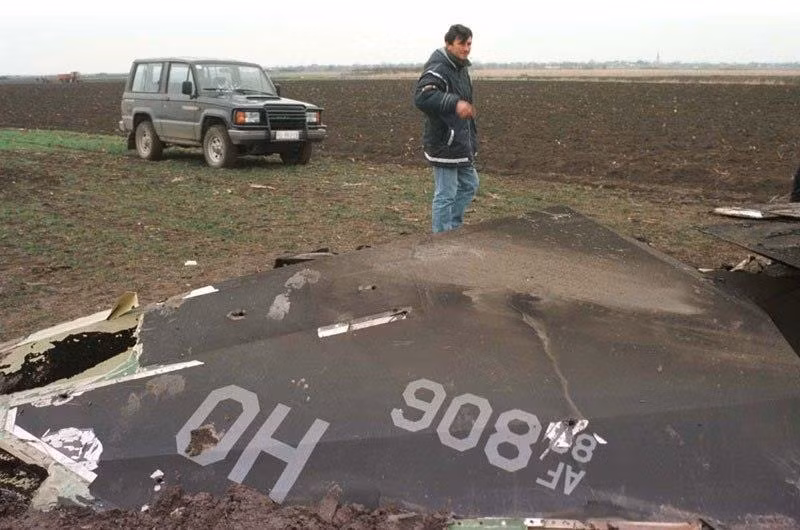 Theo đại tá Zoltán Dani, sau khi phát hiện máy bay F-117A cách đơn vị 15 km, ông ra lệnh khóa mục tiêu và chỉ thị cho xạ thủ Senad Muminovich nhấn nút phóng tên lửa. Theo đó, máy bay tối tân của Mỹ bị bắn hạ.