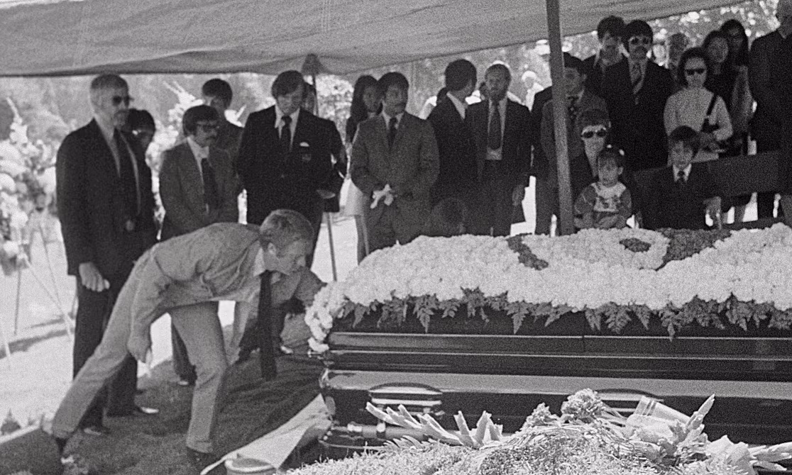 Đến ngày 25/7/1973, tang lễ của Lý Tiểu Long được tổ chức trang nghiêm tại nhà tang lễ Guangbin, Cửu Long, Hong Kong theo nghi lễ cấp cao đặc cách.