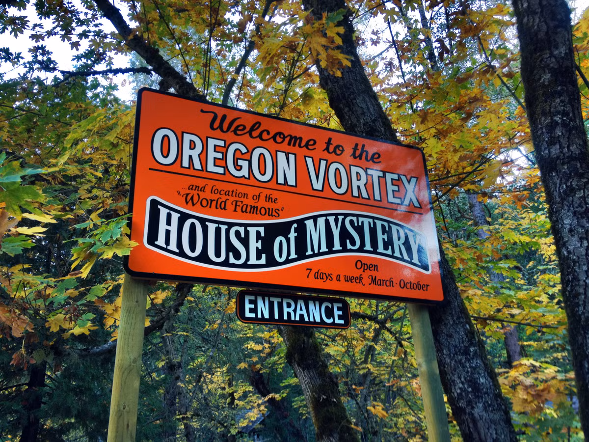Ngôi nhà Oregon Vortex ở Oregon, Mỹ được người dân địa phương gọi đây là "Vùng đất cấm". Họ cảnh báo mọi người về sự việc lạ lùng xảy ra tại địa điểm này.