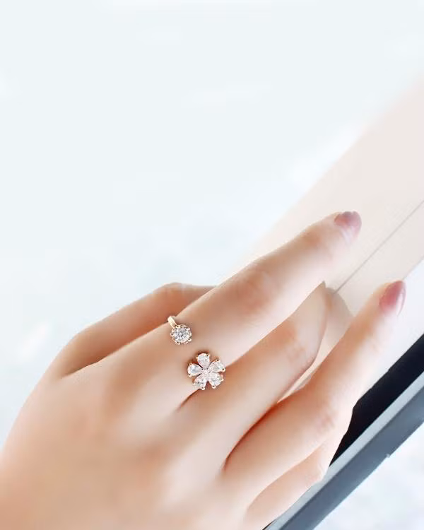 Trong số này, các chuyên gia luận giải đặc điểm tính cách của từng người thông qua việc quan sát hình dáng ngón trỏ. 