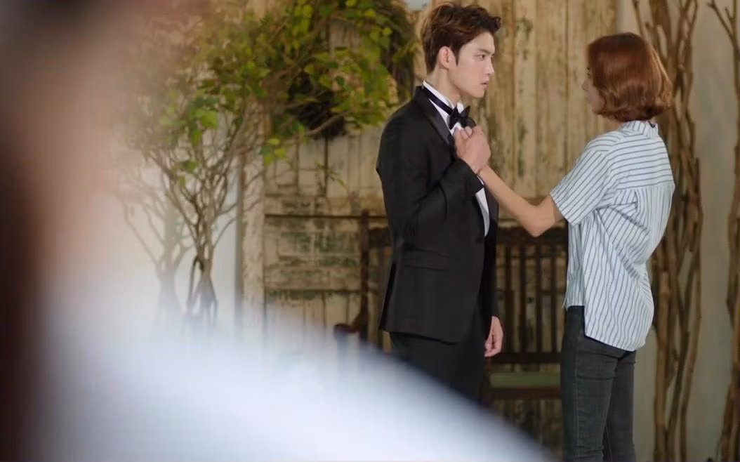 Đêm tân hôn, chồng bỏ mặc vợ trẻ để đi an ủi tình cũ Dem tan hon, chong bo mac vo tre de di an ui tinh cu