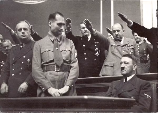 Theo Karlheinz Pinsch, phụ tá của Rodolf Hess, trùm phát xít Hitler tỏ ra bình tĩnh và hành động như thể ông ta đã biết trước việc Rodolf Hess thực hiện chuyến bay đơn độc sang Scotland.
