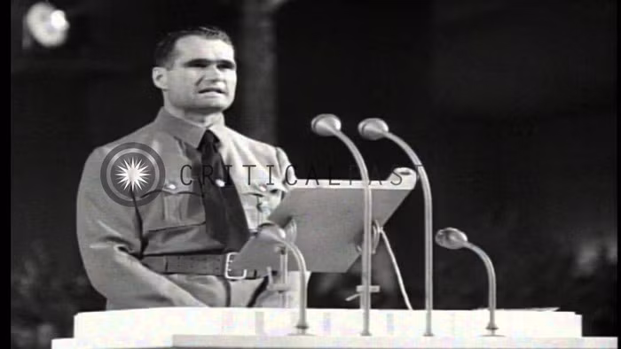 Khi đến nơi, phó tướng của Hitler không hạ cánh máy bay mà nhảy dù từ trên không xuống. Khi phát hiện Rodolf Hess nhảy dù xuống mặt đất, lực lượng dân quân địa phương nhanh chóng bắt giữ phó tướng của Hitler.