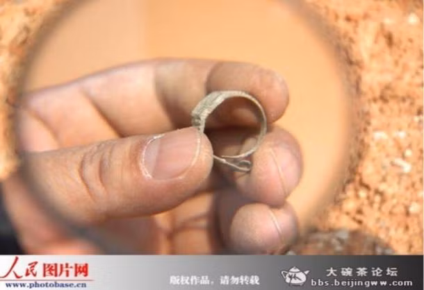 Các chuyên gia đã mở quan tài này vào năm 2008 và phát hiện một vật thể lạ dày khoảng 2 mm.