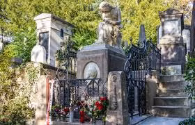 Một số người kể rằng khi tới nghĩa địa Père Lachaise đã bắt gặp hồn ma của một số người nổi tiếng và chứng kiến những điều lạ lùng. Đây được coi là trải nghiệm khó tin đối với nhiều người.