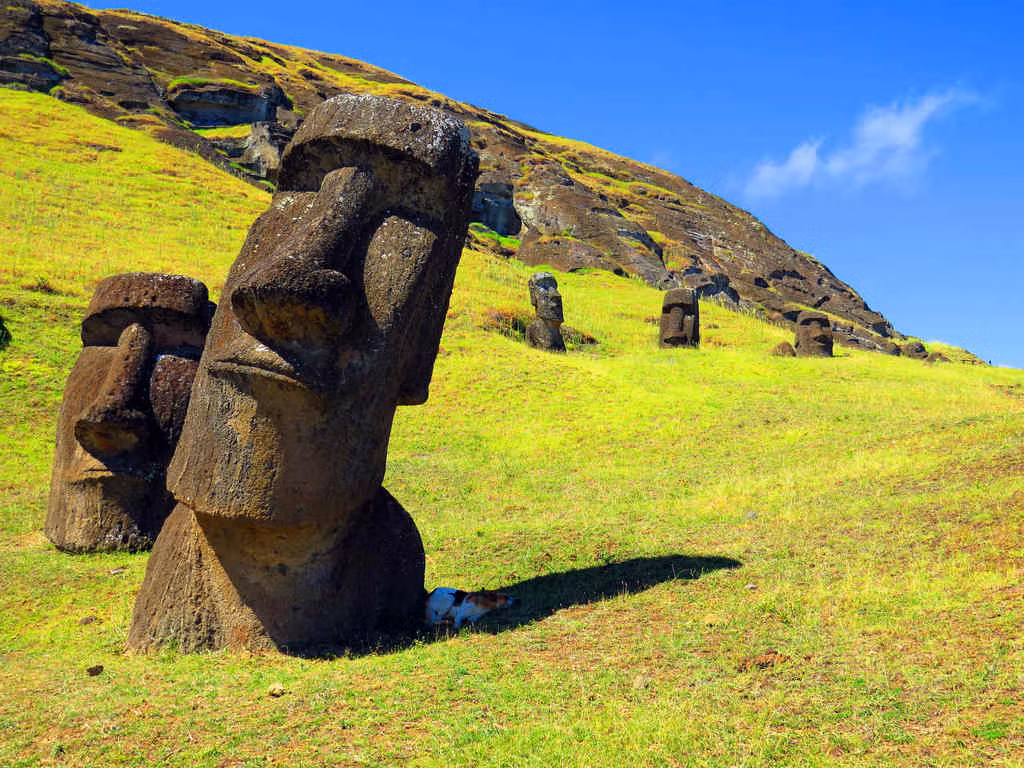 Đảo Phục Sinh (hay còn gọi là đảo Rapa Nui) nằm ở ngoài khơi bờ biển phía Tây Chile vào khoảng 3.700 km. Nơi đây nổi tiếng với gần 900 bức tượng đá khổng lồ bí ẩn được gọi là Moai.