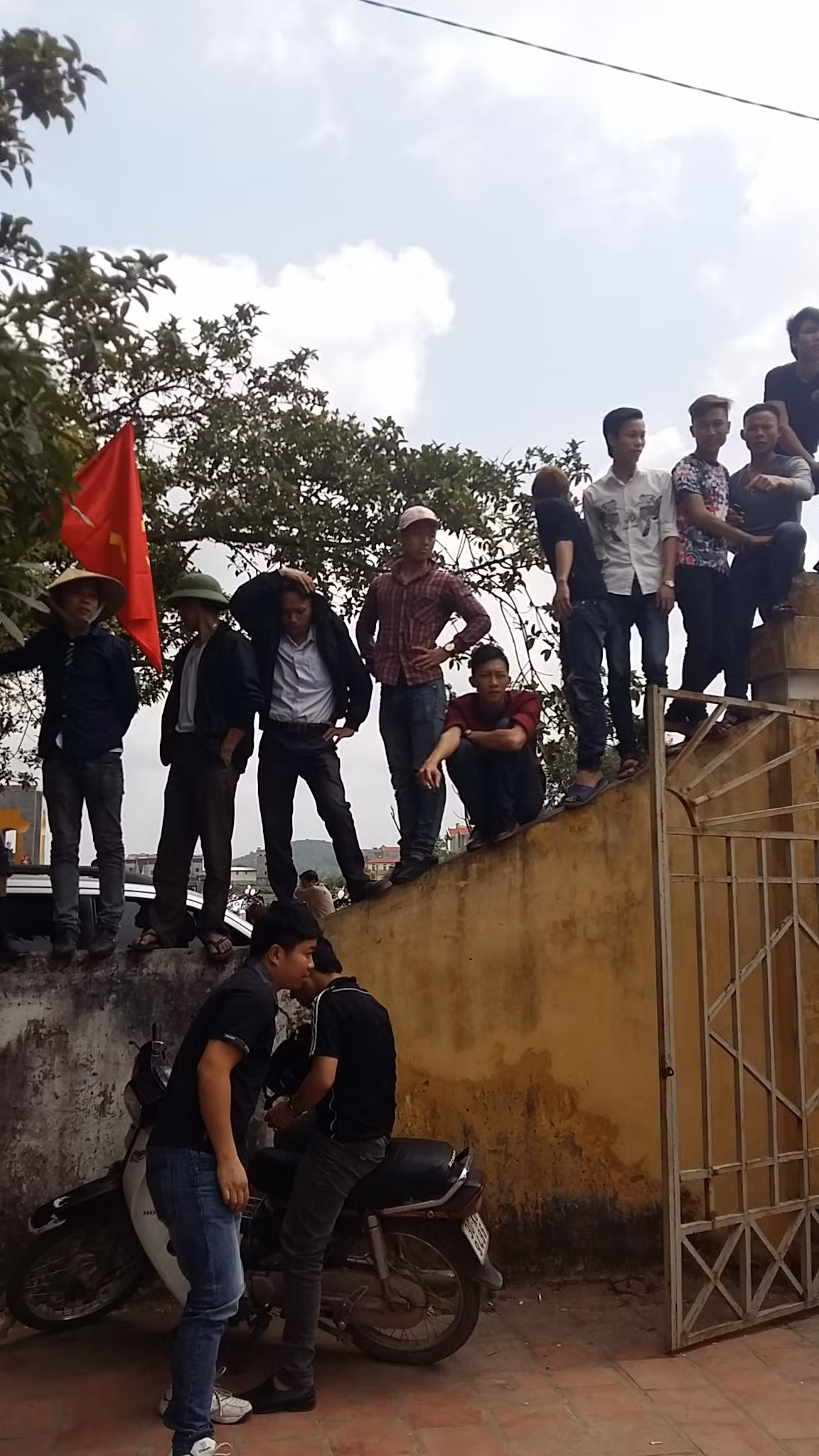 Nhiều người đứng trên tường cao...