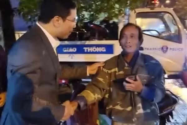 Bác thợ nề quá chén, quên đường về lý giải việc gọi vợ là 'Đó rách ngáng trộ' - Hình 3 Bac tho ne qua chen, quen duong ve ly giai viec goi vo la 'Do rach ngang tro'-Hinh-3