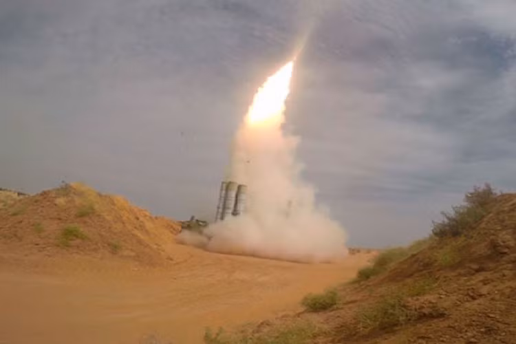 Bên cạnh đó, quân đội chính phủ Syria chưa triển khai các hệ thống phòng không tại khu vực này, cho nên quả đạn phải được bắn từ vị trí khác cách xa địa điểm trên.