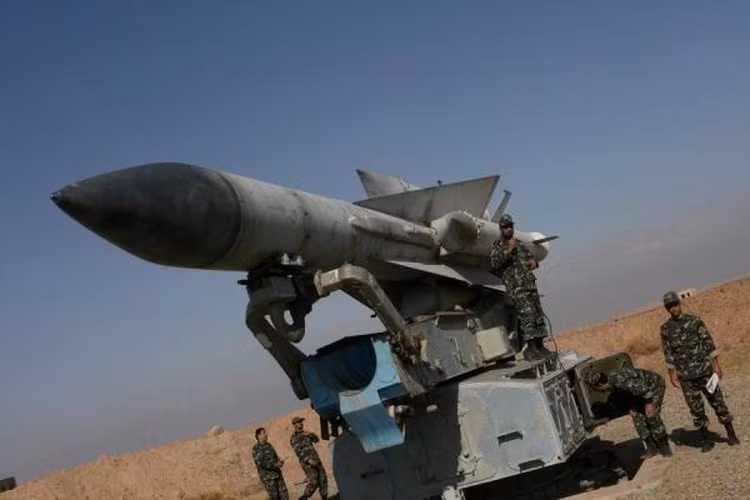 Bên cạnh đó, ngoài S-300PM nâng cấp thì trong biên chế lực lượng phòng không Syria còn có tổ hợp S-200 Angara với tầm bắn thậm chí còn xa hơn khá nhiều.