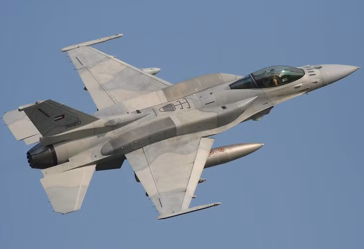 Do tích hợp bình xăng phụ trên lưng nên F-16V có tầm tác chiến tốt hơn hẳn so với các phiên bản trước đây.