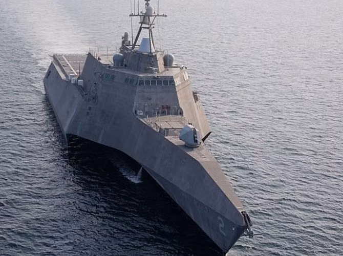 Tàu USS Gabrielle Giffords thuộc lớp Independence được thiết kế đặc biệt với 3 thân dùng trong các cuộc hành quân đổ bộ.