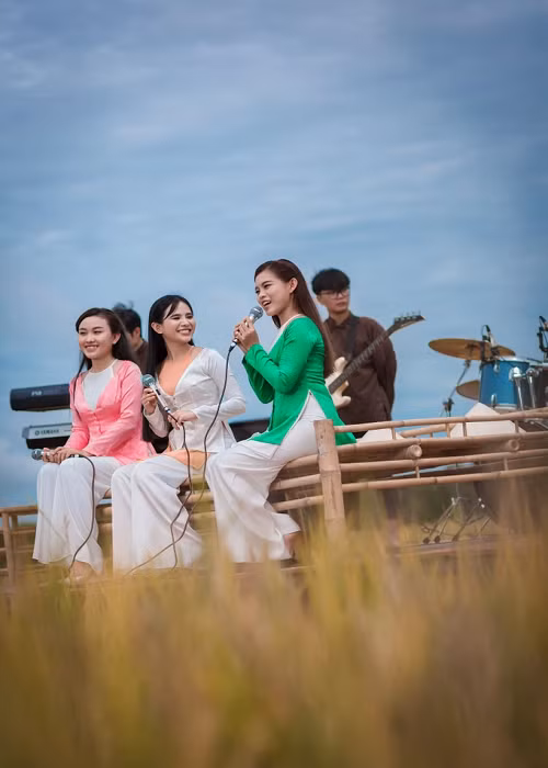 Quỳnh Trang giữ mối quan hệ tốt đẹp với Thiêng Ngân và Tuyết Nhung. Cả ba từng kết hợp trong sản phẩm âm nhạc Hát với Trang. Ảnh: Dân Trí.