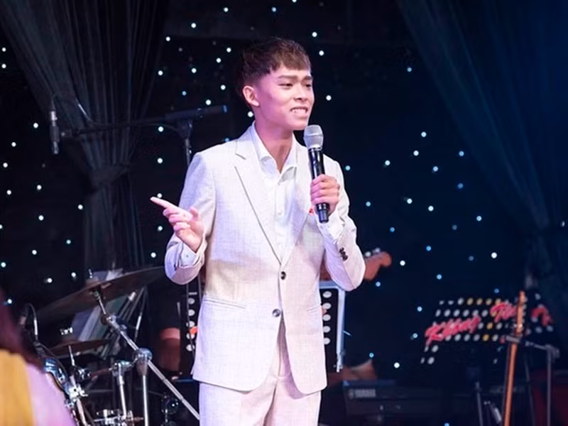 Năm 2021, Hồ Văn Cường rời công ty quản lý của cố ca sĩ Phi Nhung. Sau đó, nam ca sĩ bắt tay hợp tác với một công ty giải trí. Con nuôi của cố ca sĩ Phi Nhung hiện tại vẫn miệt mài đi hát. Khi đi diễn, Hồ Văn Cường được nhiều khán giả tặng tiền, vàng. Ảnh: Arttimes.