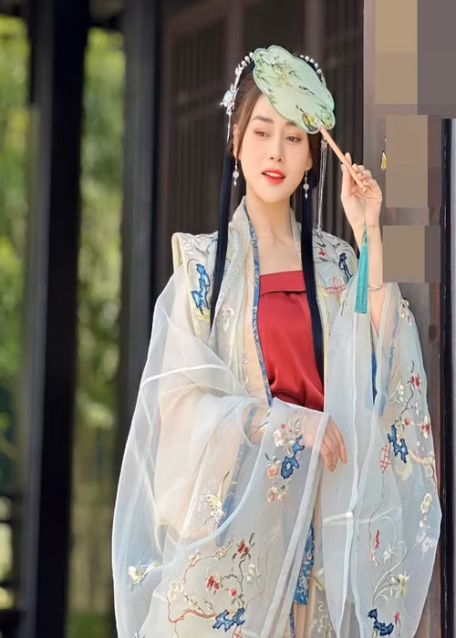 Trước lùm xùm, Phương Oanh tham gia nhiều bộ phim như "Quỳnh búp bê", "Hương vị tình thân", "Cô gái nhà người ta", "Lựa chọn số phận". Ảnh: FBNV