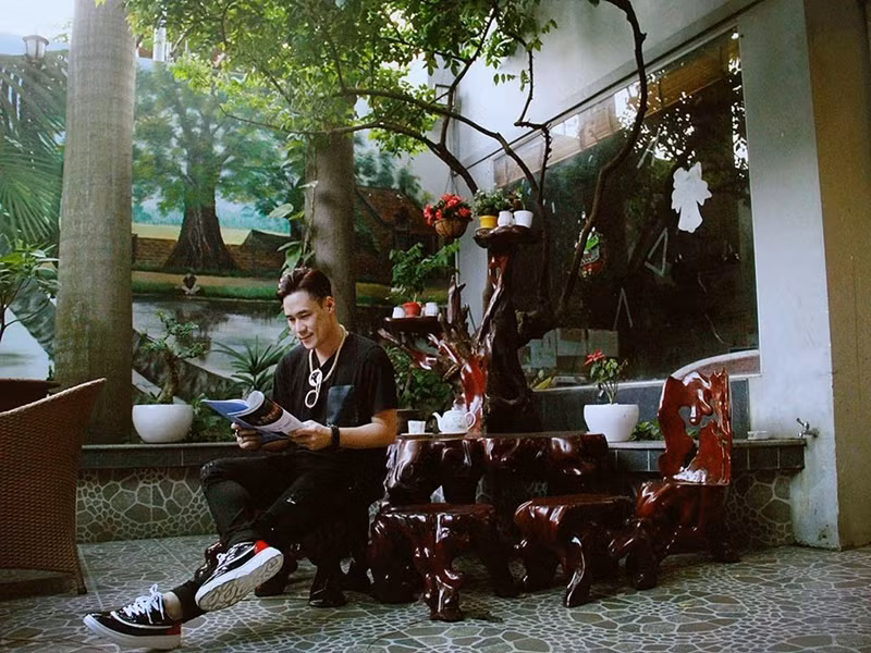 Khu vực sảnh phía sau biệt thự 200 tỷ của Khánh Phương có sân vườn để mọi người thư giãn. Ảnh: Dân Việt.