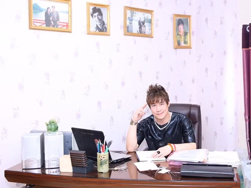 Khánh Phương vừa đi hát vừa kinh doanh. Cách đây không lâu, nam ca sĩ được cho là lãi 12 tỷ sau khi đầu tư vào cổ phiếu của một doanh nghiệp. Ảnh: FBNV.