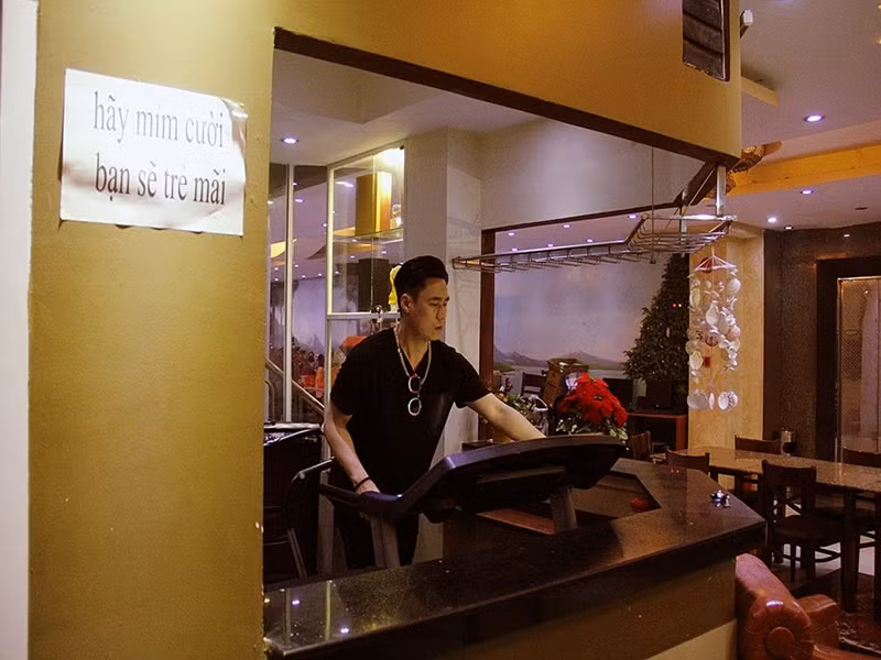 Khánh Phương tập thể dục ở sảnh tầng trệt. Ảnh: Dân Việt.