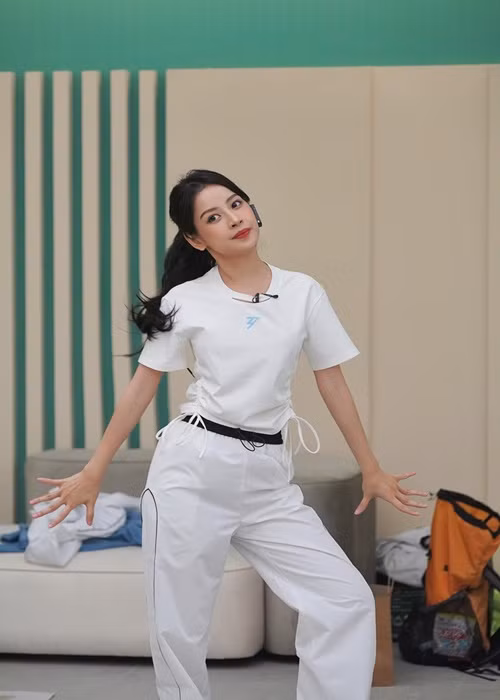 Nhóm của Chi Pu tích cực tập luyện để biểu diễn ca khúc “See tình” của Hoàng Thùy Linh.