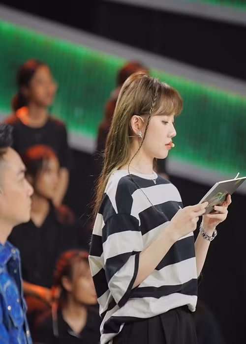 Khi bị liệt cơ mặt, Hari Won vẫn làm việc bởi không thể thay đổi lịch trình công việc đã định sẵn. Ảnh: FBNV