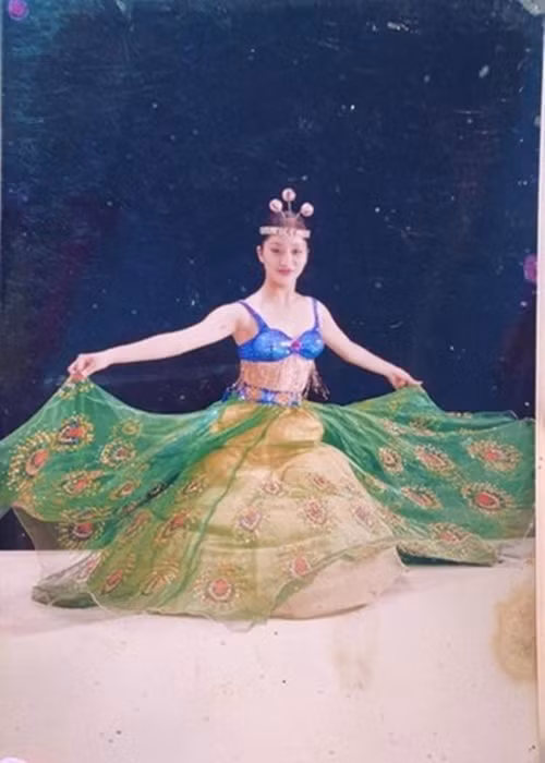 Khánh Thi sinh ra trong một gia đình có truyền thống nghệ thuật. Bố mẹ của cô đều là nghệ sĩ của Đoàn Nghệ thuật Tổng cục Chính trị. Năm 7 tuổi, Khánh Thi bắt đầu đi học múa. Ảnh: FBNV