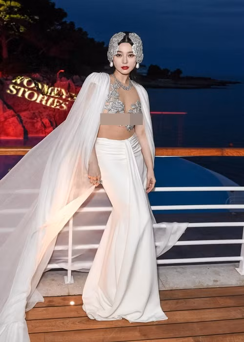 Mỹ nhân họ Phạm chọn mẫu váy xuyên thấu táo bạo ở ngực. Ảnh: Vogue.