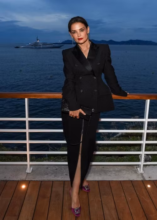 Katie Holmes cũng tham gia bữa tiệc tối Women's Stories thuộc khuôn khổ Liên hoan phim Cannes. Vợ cũ Tom Cruise diện chiếc váy đen thanh lịch. Ảnh: Vogue.