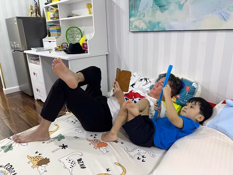 Đàm Vĩnh Hưng đang có cuộc sống bình yên bên con trai. Gần đây, nam ca sĩ phẫu thuật phải hủy một số show. Mr Đàm sẽ trở lại ca hát vào ngày 26/5. Ảnh: FBNV.