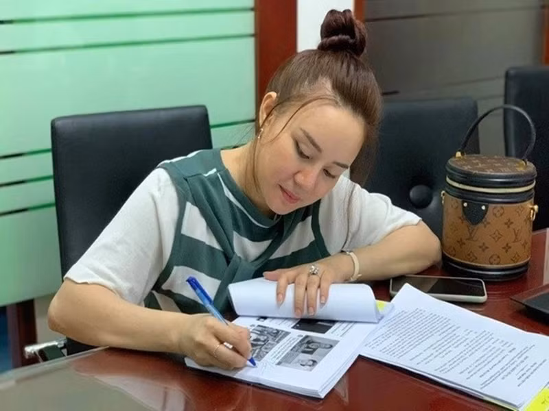 Ngày 24/3 vừa qua, Công an TP HCM đã gửi giấy triệu tập đối với Nguyễn Thị Mỹ Oanh (ca sĩ Vy Oanh) sau đơn tố giác của ông Nguyễn Quang Tuấn (con trai bà Nguyễn Phương Hằng). Ông Tuấn tố Vy Oanh về hành vi lợi dụng các quyền tự do dân chủ xâm phạm quyền, lợi ích hợp pháp của cá nhân bà Hằng. Bị triệu tập, Vy Oanh gửi đơn cầu cứu. Ảnh: Zing