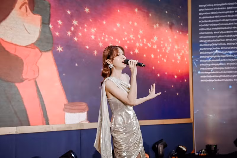 Giọng của Lynk Lee nay nữ tính hơn rất nhiều nhưng giọng hát lại yếu hơn trước.