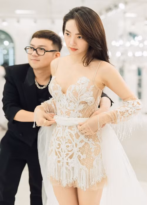 Nhiều sao Việt lựa chọn váy cưới của Chung Thanh Phong như: Đông Nhi, Nhã Phương, Hari Won, Bảo Thy, Đàm Thu Trang, Tú Vi, Minh Hằng. Ảnh: Tổ Quốc.