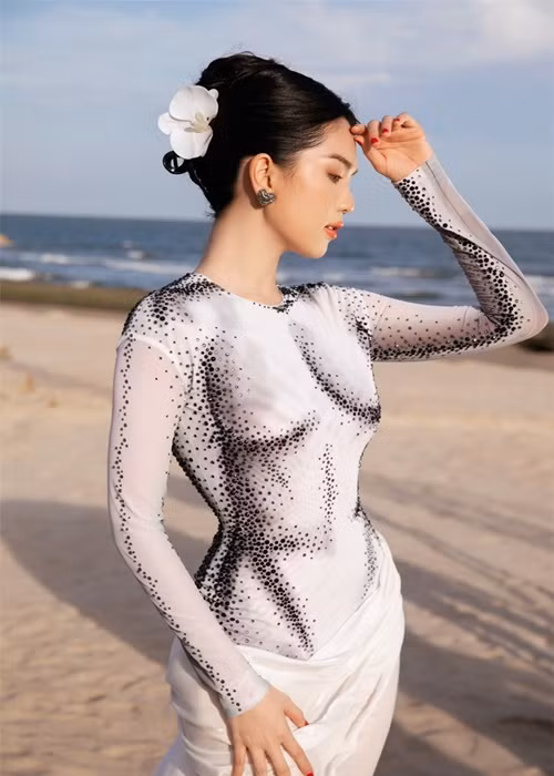 Ngoc Trinh mac kin nhu bung, tu choi uu tien chup anh truoc