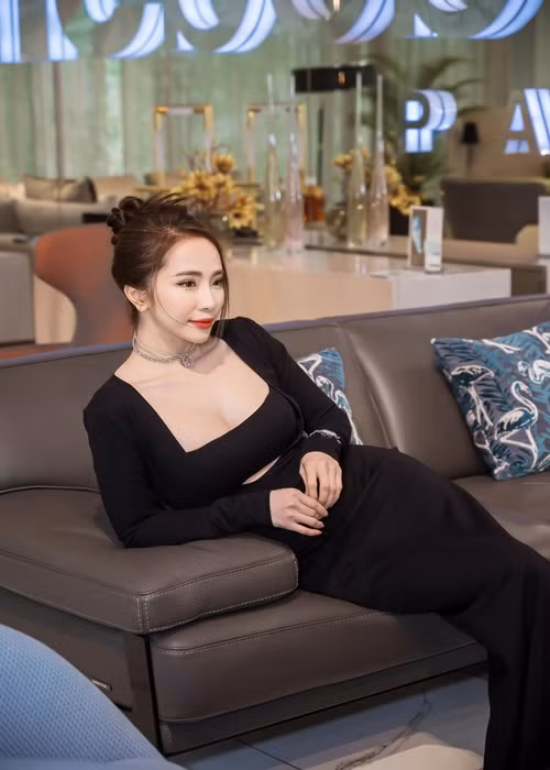 Ngoài vòng một đầy đặn, Nhã của “Về nhà đi con” còn sở hữu vòng eo con kiến, vòng ba gợi cảm. Ảnh: FBNV