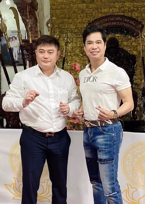 Thi thoảng, bạn bè, đồng nghiệp, học trò đến thăm Ngọc Sơn. Ảnh: FBNV.