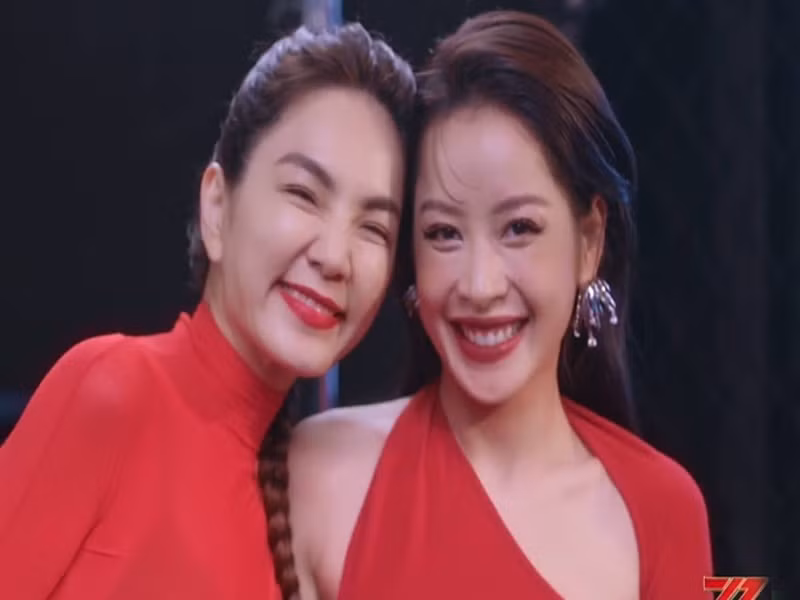 Mới đây, theo Zing, ở vòng đầu tiên của Đạp gió 2023, Chi Pu (phải) xếp hạng 8 trong số 33 thí sinh. Nghệ sĩ đứng đầu bảng xếp hạng là Ella Trần Gia Hoa - nhóm S.H.E. Ảnh: Zing