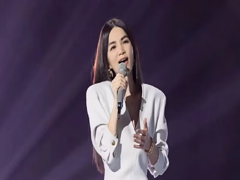 Trong Đạp gió 2023, đối thủ Chi Pu hát ca khúc gắn liền với tên tuổi nhóm S.H.E mang tên “Brown eyes”. Ảnh: Yahoo