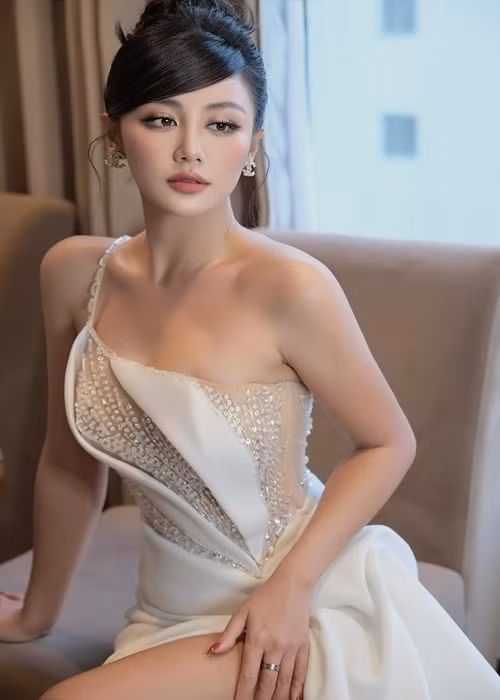 Văn Mai Hương khiến nhiều người không nhận ra khi mặc đồ dạ hội, trang điểm như hoa hậu.