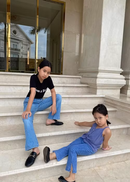 Cả Misu và Mina đều thích tạo dáng chụp ảnh như người mẫu nhí.