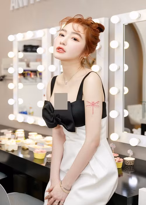 Một thời gian sau, ồn ào giữa Elly Trần và chồng ngoại quốc lắng xuống. Đến tháng 12/2022, bà mẹ hai con quyết định ly hôn.