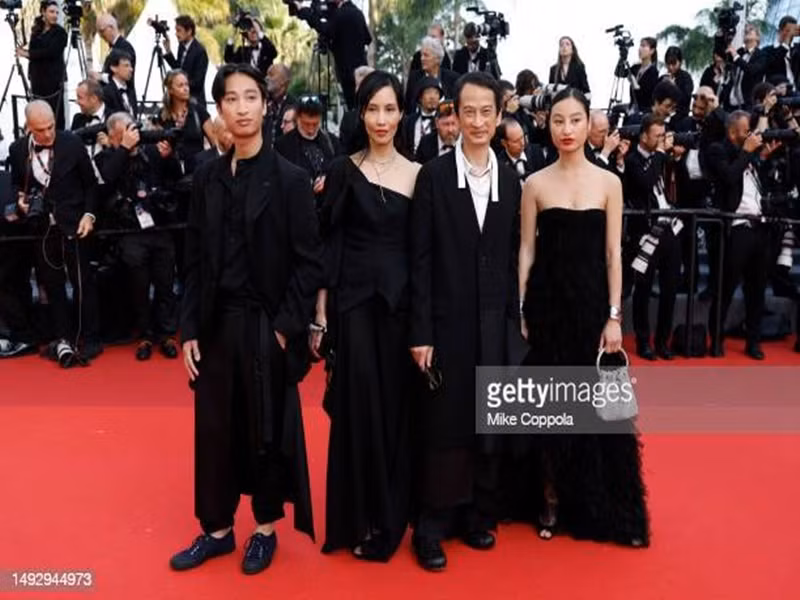 Phim La passion de Dodin Bouffant của đạo diễn Trần Anh Hùng tranh giải Cành cọ vàng ở Liên hoan phim Cannes 2023. Ngày 24/5 (giờ Pháp), nam đạo diễn người Pháp gốc Việt dự buổi công chiếu phim. Đáng chú ý, xuất hiện trên thảm đỏ cùng Trần Anh Hùng (thứ hai bên phải) là vợ (thứ hai bên trái) và các con của nam đạo diễn. Ảnh: Getty.